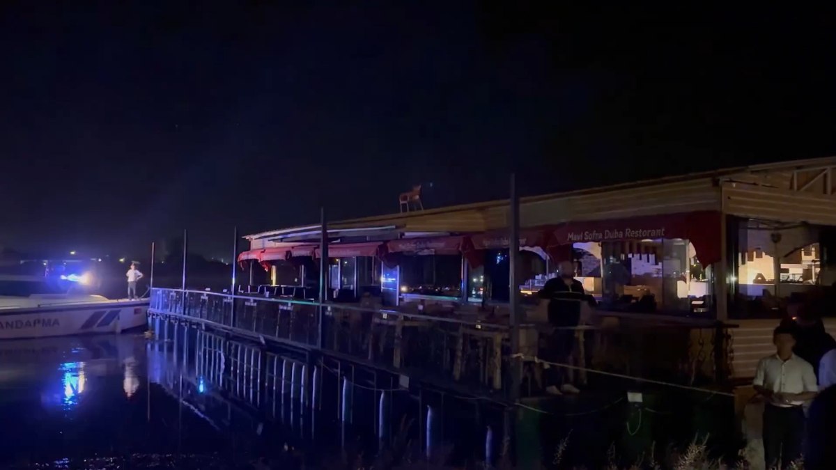 Fırat Nehri’nde duba restoranın halatının kopması paniğe neden oldu