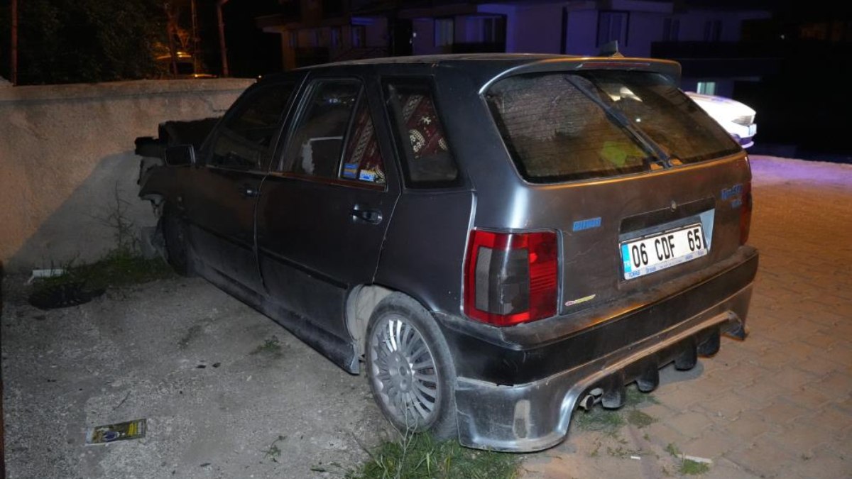 Kırıkkale’de otomobil duvara çarptı: 3 yaralı